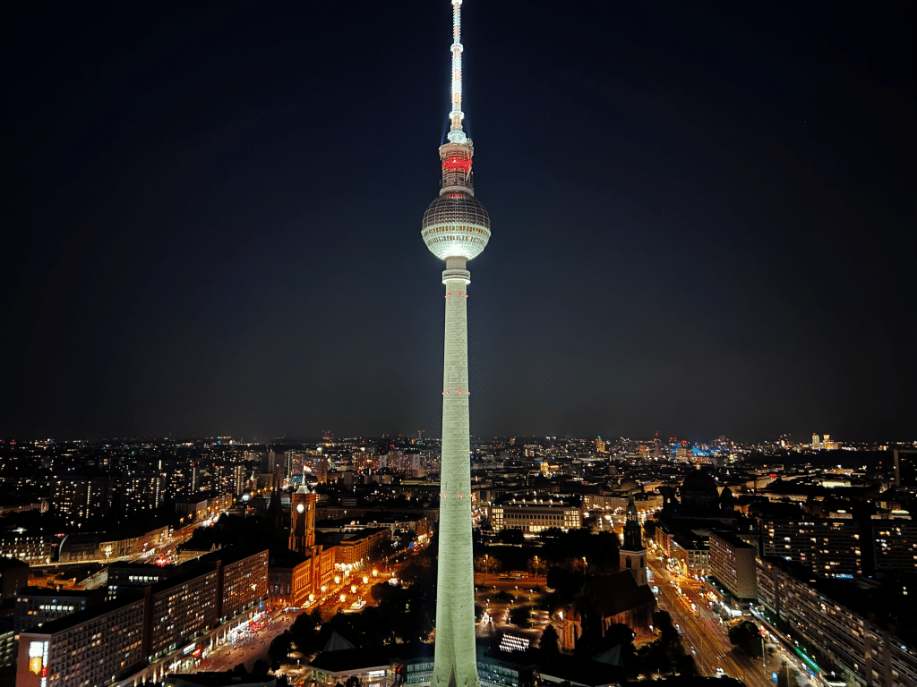 Berliner Fernsehturm bei Nacht vom Dach des Park Inns